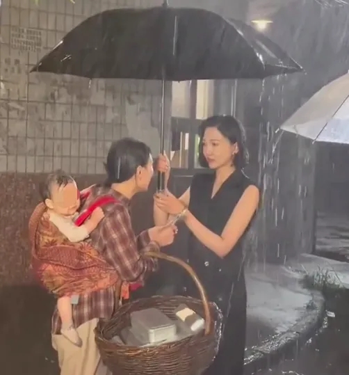 热搜炸了！短剧演员曝剧组让婴儿淋雨拍戏，片酬仅800元  第2张