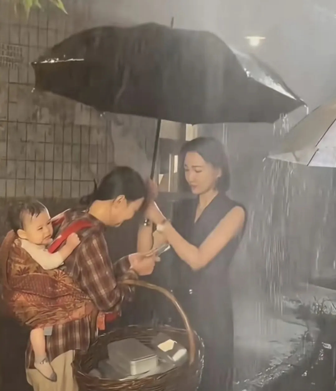 剧里剧外一样无底线！短剧剧组让婴儿淋暴雨拍戏被骂上热搜！片酬仅800……  第3张